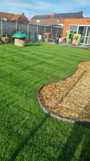 Gedetailleerd tuinonderhoud met strak gesnoeide hagen en heesters in Voormezele door Geoffrey Debergh