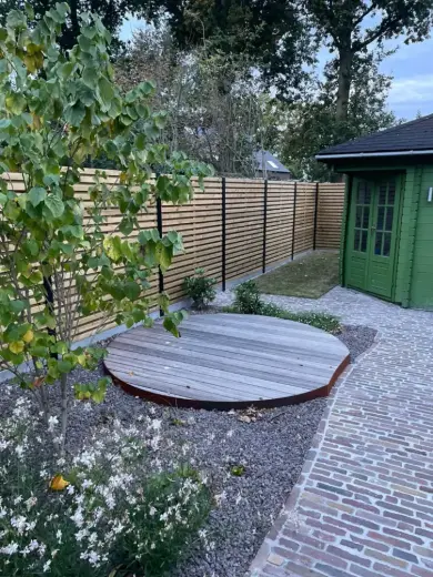 Duurzame houten omheining vakkundig geplaatst als tuinafsluiting in de Westhoek door Tuinen Geoffrey Debergh