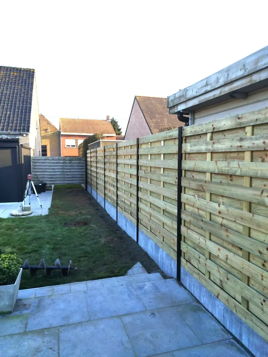 Duurzame tuinafsluiting en houten omheining geplaatst als erfafscheiding in de Westhoek door Tuinen Geoffrey Debergh
