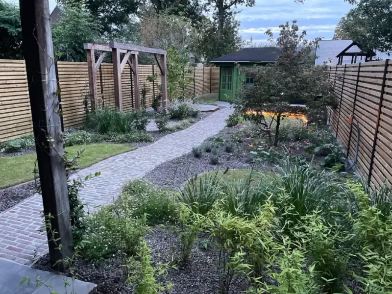 Persoonlijk advies en tuinontwerp op locatie in Ieper door tuinaannemer Geoffrey Debergh